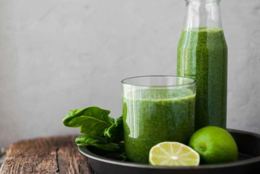 A full glass and a bottle of green goddess smoothie, an alternative to the Mango Spinach Smoothie